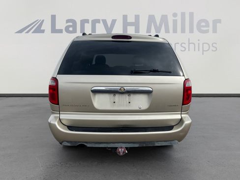 Used 2005 Chrysler Town & Country Touring w/ Trailer Tow Group image 4