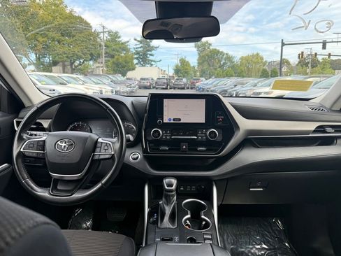 Used 2023 Toyota Highlander LE FWD image 19