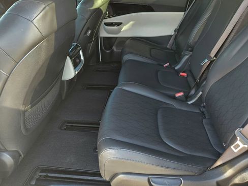 Used 2023 Kia Carnival EX image 26