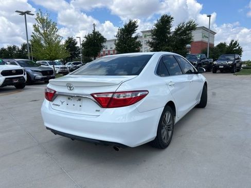 Used 2017 Toyota Camry SE FWD image 3