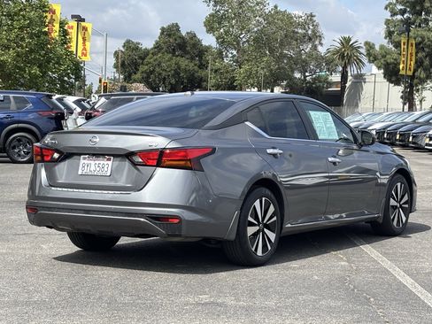 Used 2021 Nissan Altima 2.5 SV FWD image 3