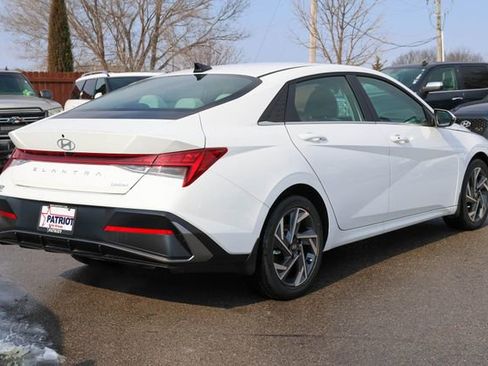 New 2026 Hyundai Elantra Limited FWD image 3