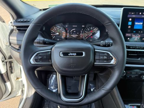 Used 2025 Jeep Compass Latitude w/ Convenience Group AWD/4WD image 16