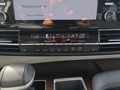 Used 2024 Toyota Sienna XLE FWD image 17