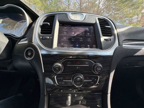 Used 2019 Chrysler 300 Touring w/ Chrome Appearance Package image 4