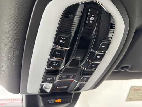 Used 2025 Porsche Macan image 27