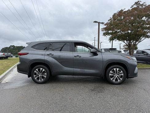 Used 2022 Toyota Highlander XLE image 6