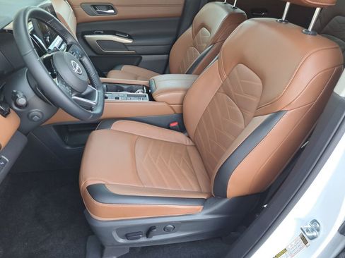 Used 2025 Nissan Pathfinder Platinum w/ Black Appearance Package FWD image 11