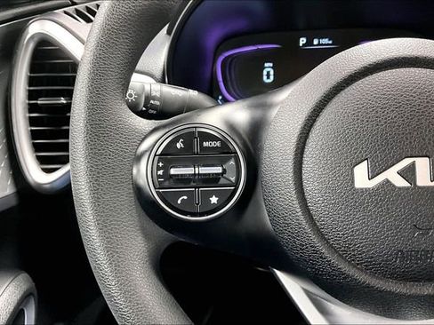 Used 2025 Kia Soul LX w/ LX Technology Package FWD image 11
