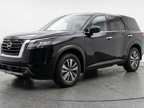 Used 2025 Nissan Pathfinder SV image 3