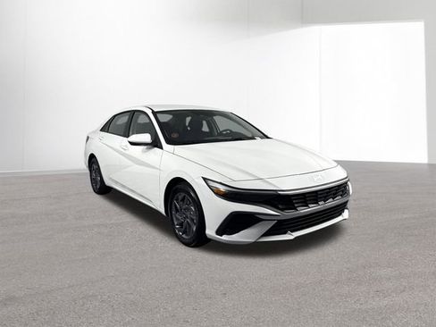 Used 2025 Hyundai Elantra Hybrid FWD image 12