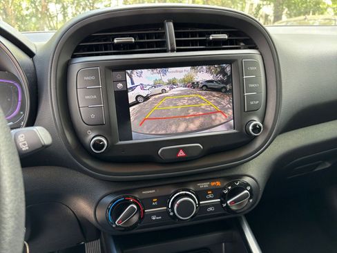 Used 2025 Kia Soul LX w/ LX Technology Package FWD image 17