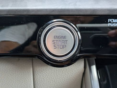 Used 2024 Kia Carnival EX FWD image 30
