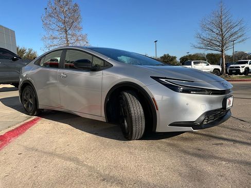 Used 2025 Toyota Prius LE image 4