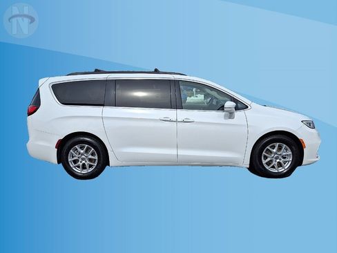 Certified 2022 Chrysler Pacifica Touring-L image 26