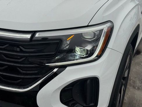 Used 2025 Volkswagen Atlas Cross Sport SE w/ Panoramic Sunroof Package image 5