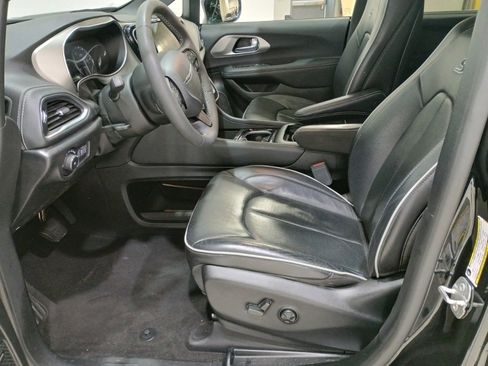 Used 2023 Chrysler Pacifica Limited w/ Uconnect Theater Family Group image 28