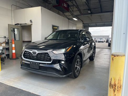 Used 2023 Toyota Highlander XLE image 1