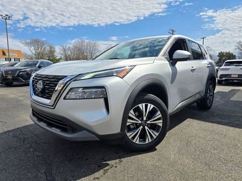 Used 2023 Nissan Rogue SV image 3