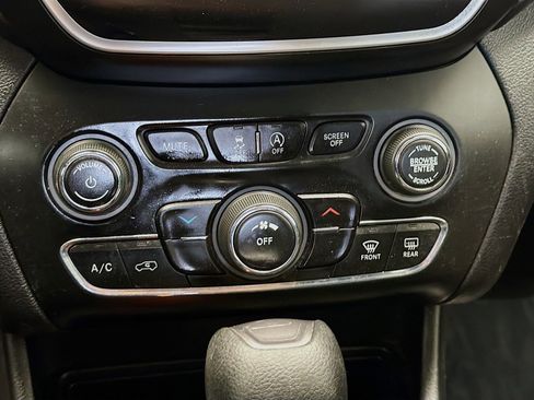 Used 2019 Jeep Cherokee Latitude w/ Popular Appearance Group image 10