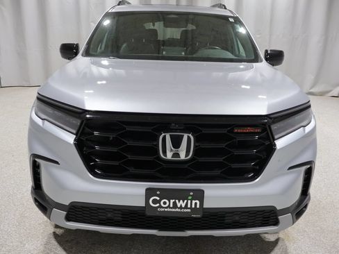 Used 2025 Honda Pilot TrailSport image 7