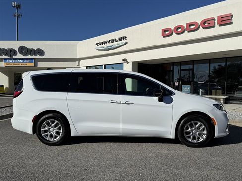 Used 2025 Chrysler Pacifica Select image 4