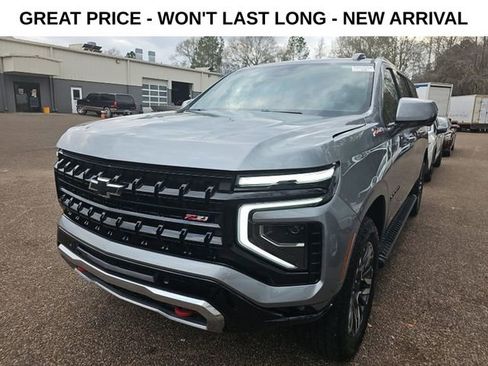 Used 2025 Chevrolet Suburban Z71 image 2