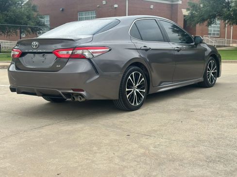 Used 2018 Toyota Camry SE w/ Moonroof Package FWD image 5
