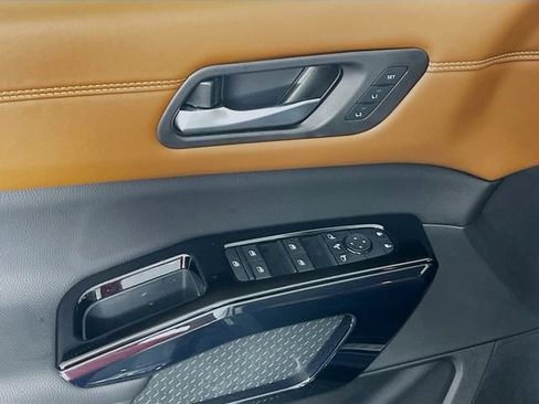 New 2026 Nissan Pathfinder Platinum FWD image 17