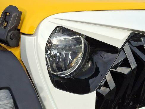 Used 2021 Jeep Wrangler Unlimited Islander image 10