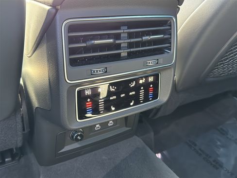 Used 2024 Audi Q7 3.0T Prestige image 12