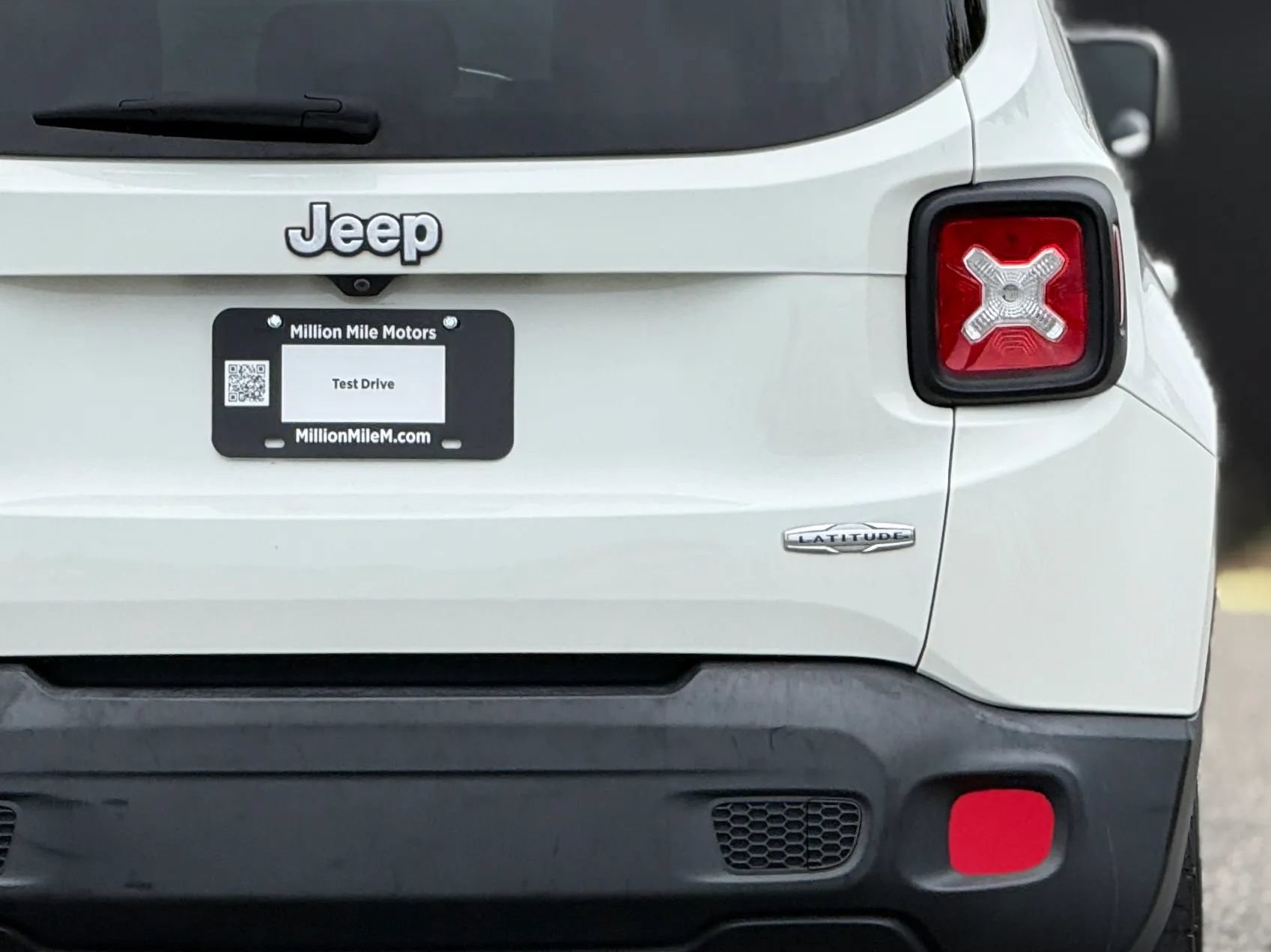 Used 2017 Jeep Renegade Latitude FWD image 14