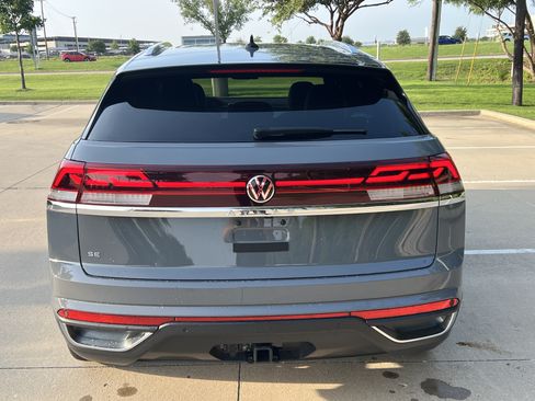 Used 2024 Volkswagen Atlas Cross Sport SE FWD image 9
