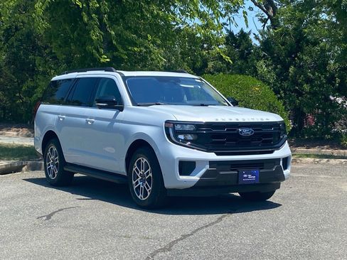 Certified 2025 Ford Expedition Active AWD/4WD image 2