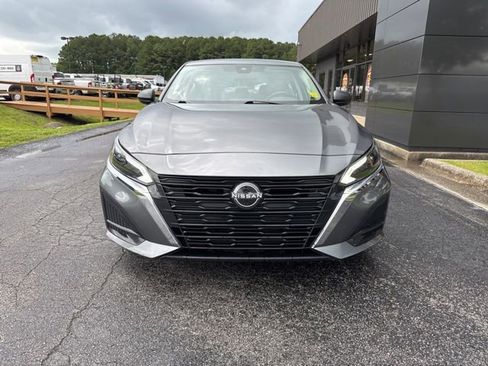 Used 2024 Nissan Altima 2.5 SV FWD image 2