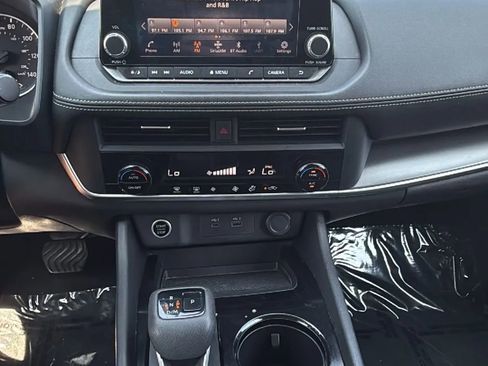 Used 2023 Nissan Rogue SV image 19