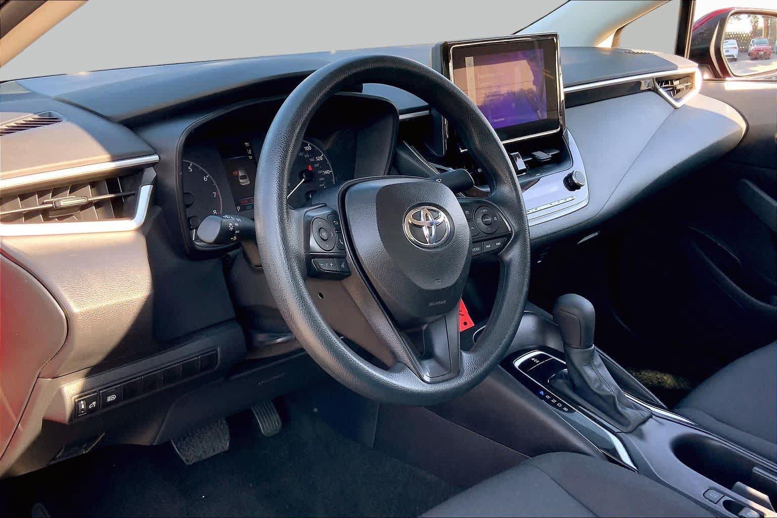 Used 2025 Toyota Corolla LE FWD image 17