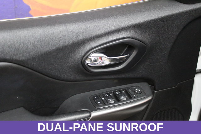 Used 2019 Jeep Cherokee Latitude w/ Comfort & Convenience Group AWD/4WD image 11