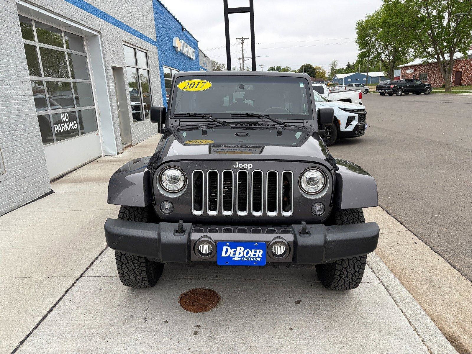 Used 2017 Jeep Wrangler Unlimited Sahara w/ Connectivity Group AWD/4WD image 7