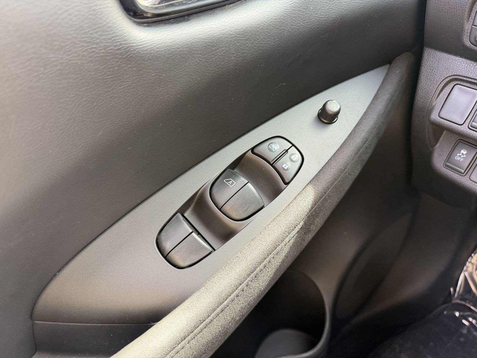 Used 2017 Nissan Leaf S FWD image 14