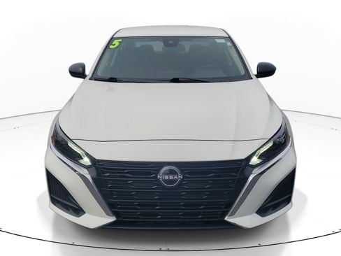 Used 2025 Nissan Altima 2.5 SV FWD image 2