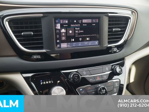 Used 2022 Chrysler Voyager LX image 20