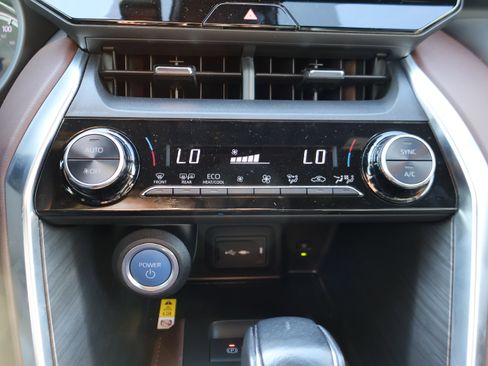 Used 2022 Toyota Venza XLE image 28