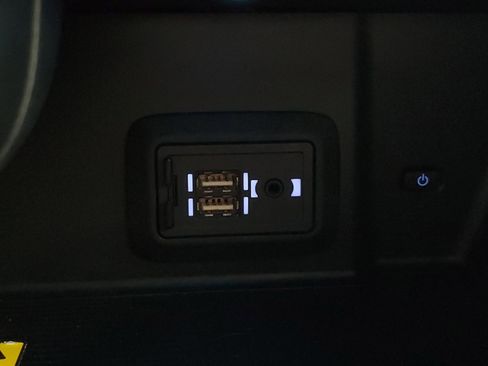 Used 2022 Toyota Venza LE image 28