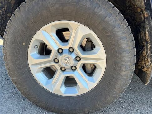 Used 2014 Toyota 4Runner SR5 AWD/4WD image 15