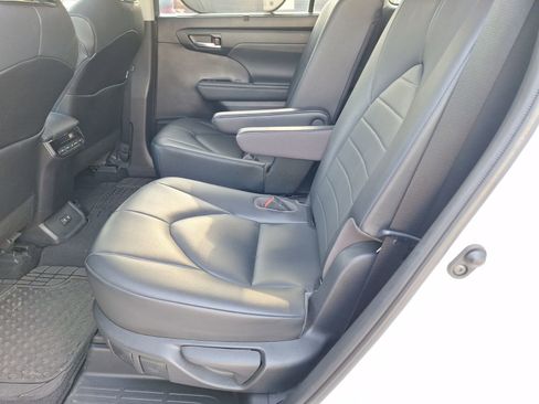 Used 2020 Toyota Highlander XLE image 30