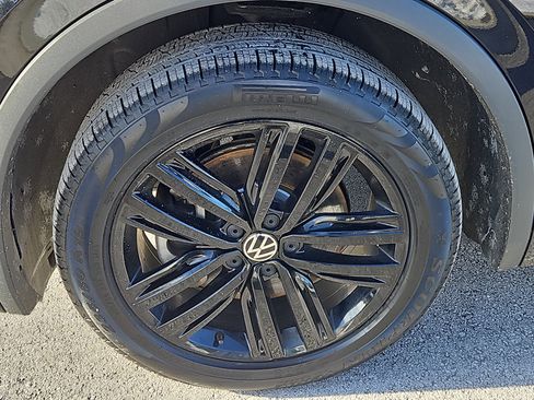 Certified 2022 Volkswagen Tiguan SE R-Line image 5