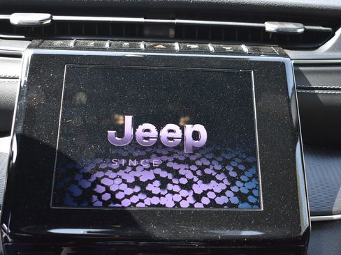 Used 2025 Jeep Grand Cherokee Altitude AWD/4WD image 17