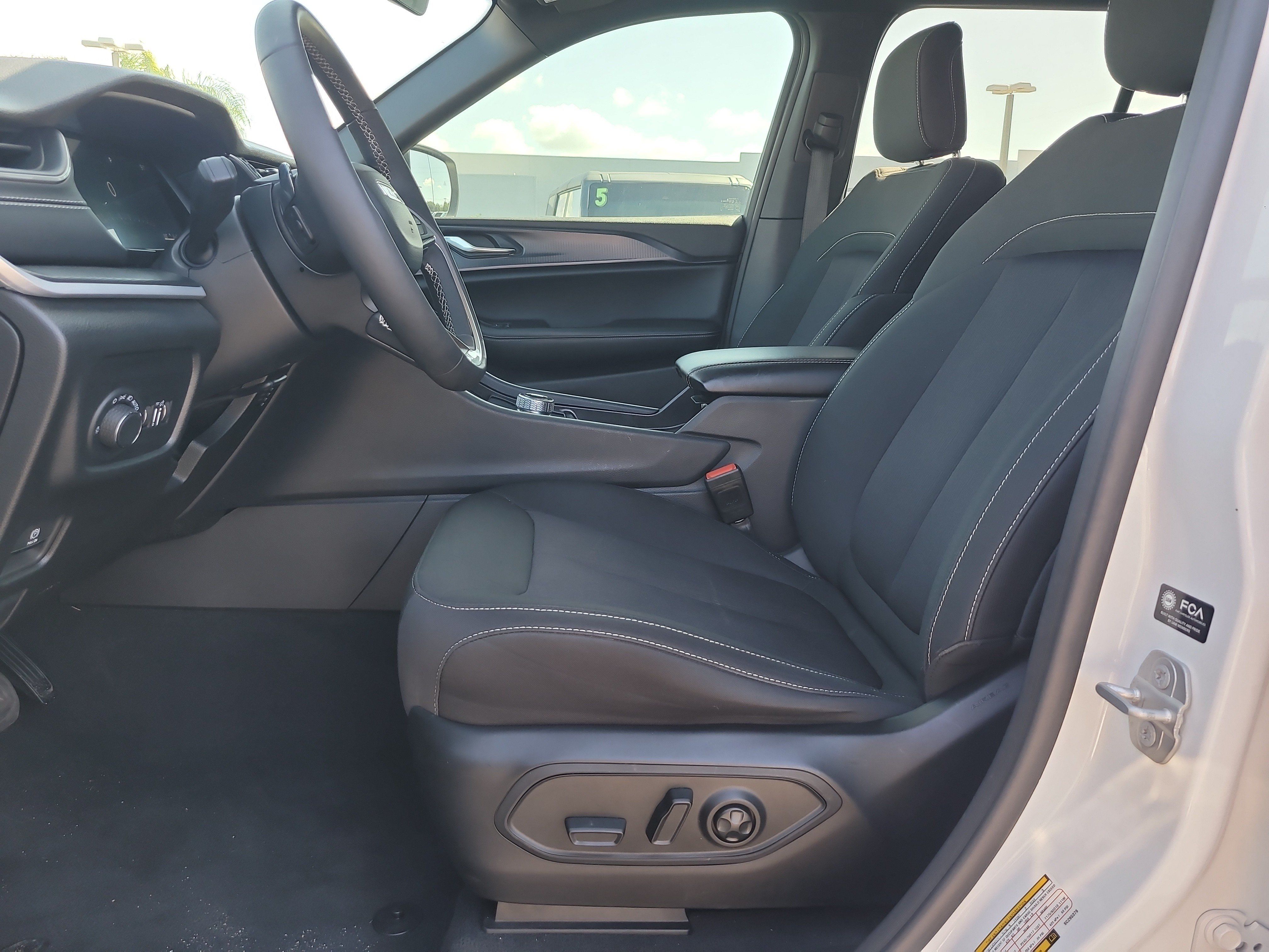 Used 2025 Jeep Grand Cherokee Laredo w/ Luxury Tech Group I RWD image 17