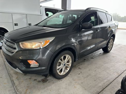 Used 2018 Ford Escape SE FWD image 1